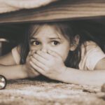 Маша спряталась под кроватью, в оцепенении вслушиваясь в тяжелые шаги в квартире