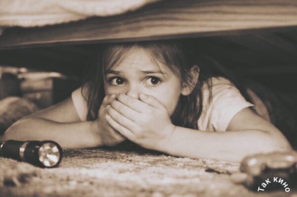 Маша спряталась под кроватью, в оцепенении вслушиваясь в тяжелые шаги в квартире